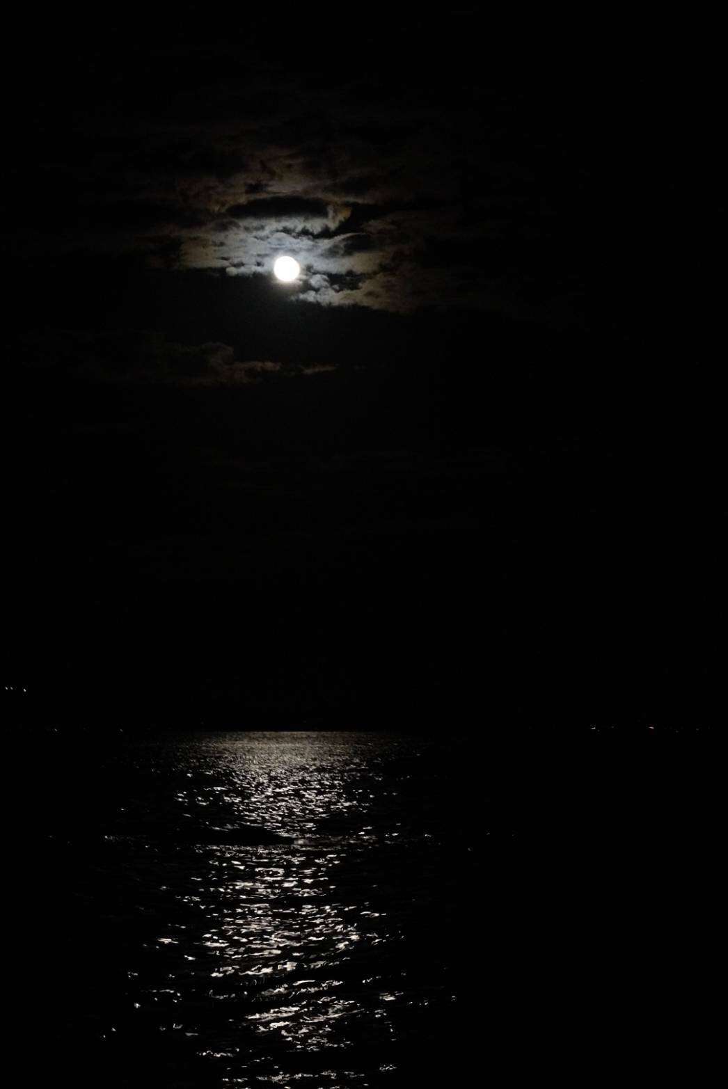 海に映った満月。